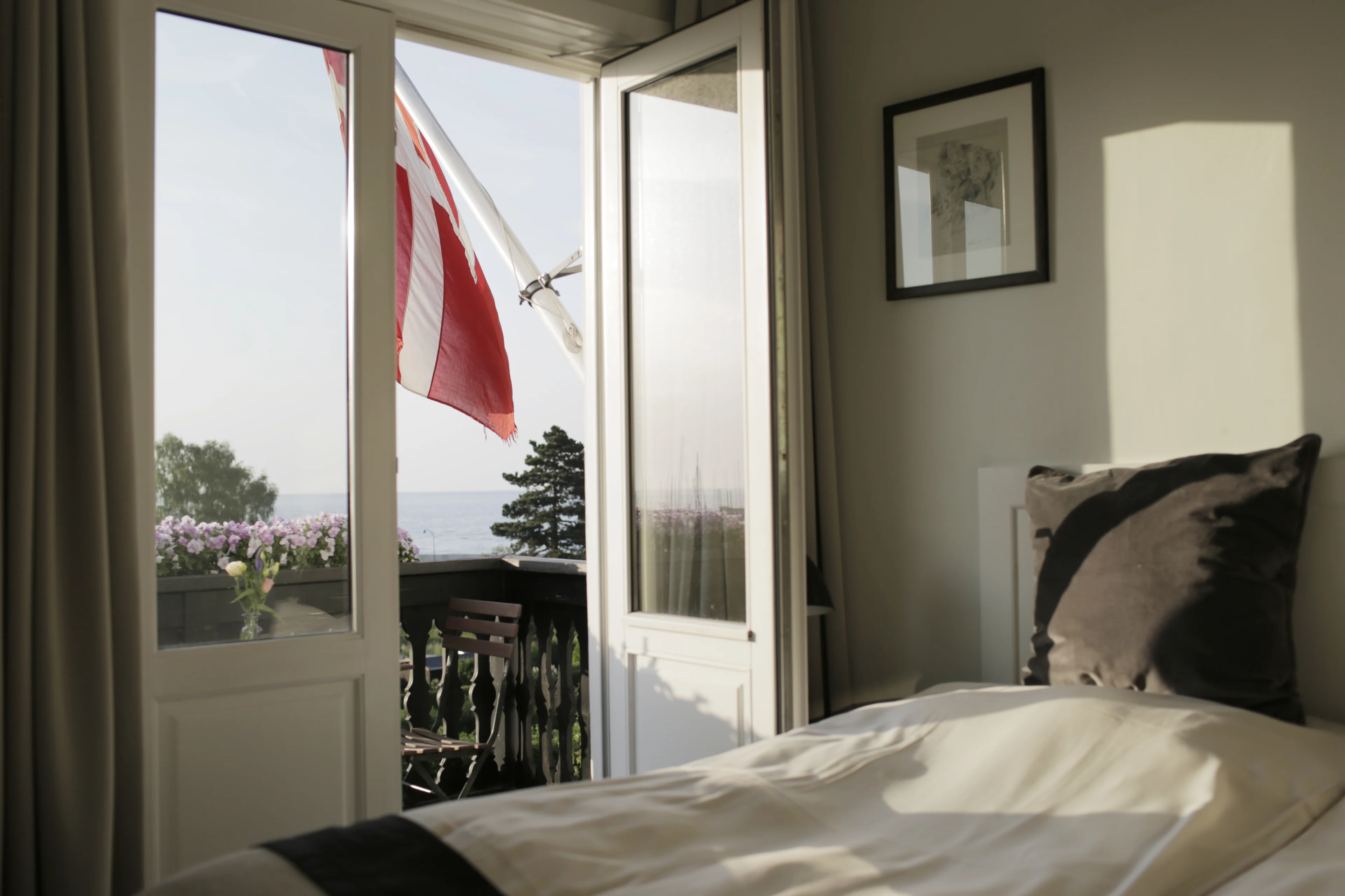 Suit på Skovshoved hotel i Danmark med dansk flagga.