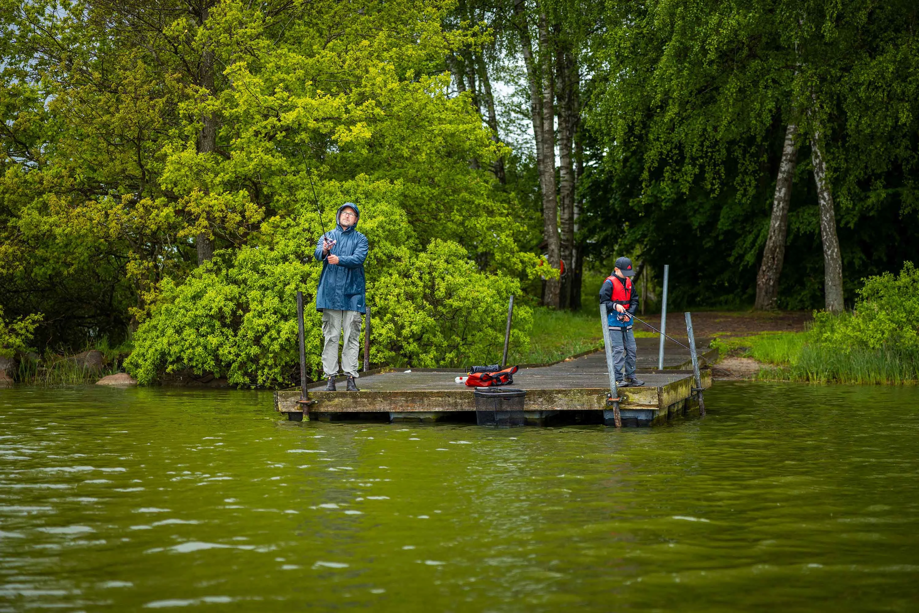 Destination Snogeholm ved Snogeholmssøen hvor to personer fisker.