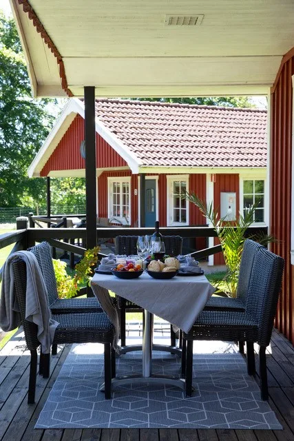 En hyggelig terrasse ved en af hytterne hos Stockeboda Gård.