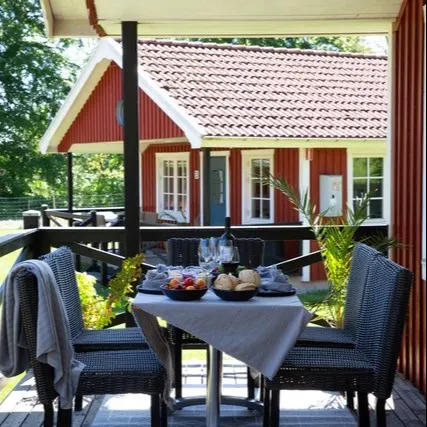 En hyggelig terrasse ved en af hytterne hos Stockeboda Gård.