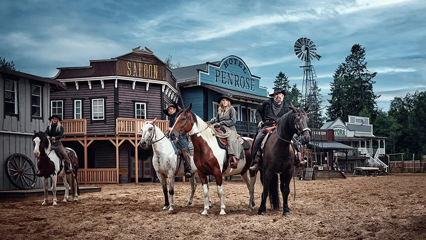 Fire cowboys i High Chaparral i Småland på hesteryg med ægte cowboy-udklædning på og klar til show.
