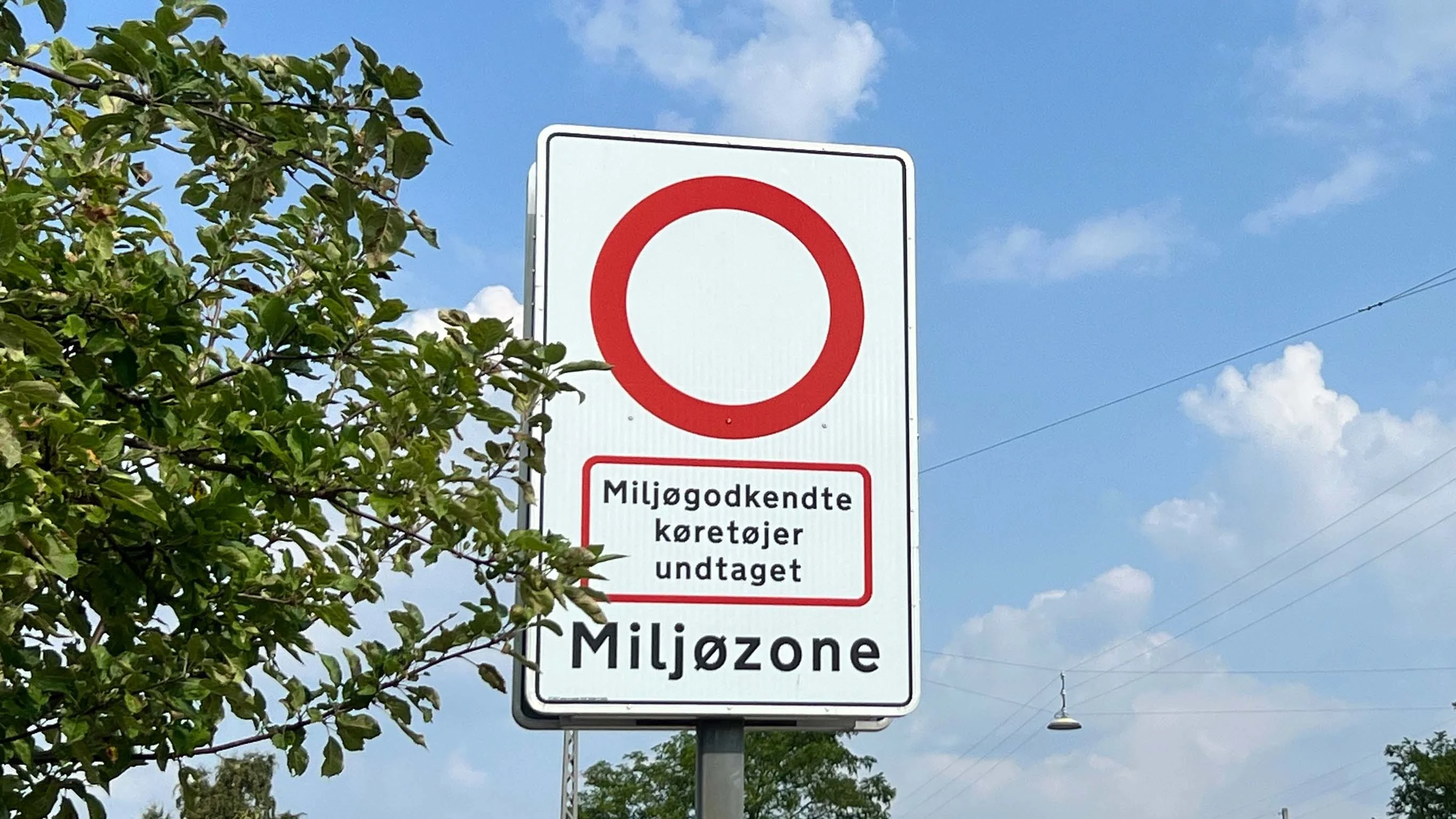 Danish environmental zone sign marking the entrance to environmental zones. The sign has a white background, black text and border, and a red circle to indicate the zone.  