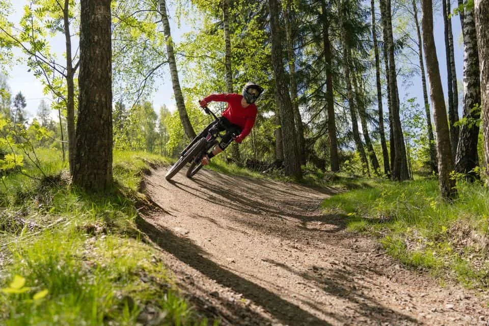 Mand køre på mountainbike på vallåsen bikepark