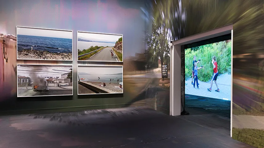 Bild från utställningen med Jon Rafmans verk Nine Eyes. Här ses fyra inramade stillbilder samt en större digital skärm.