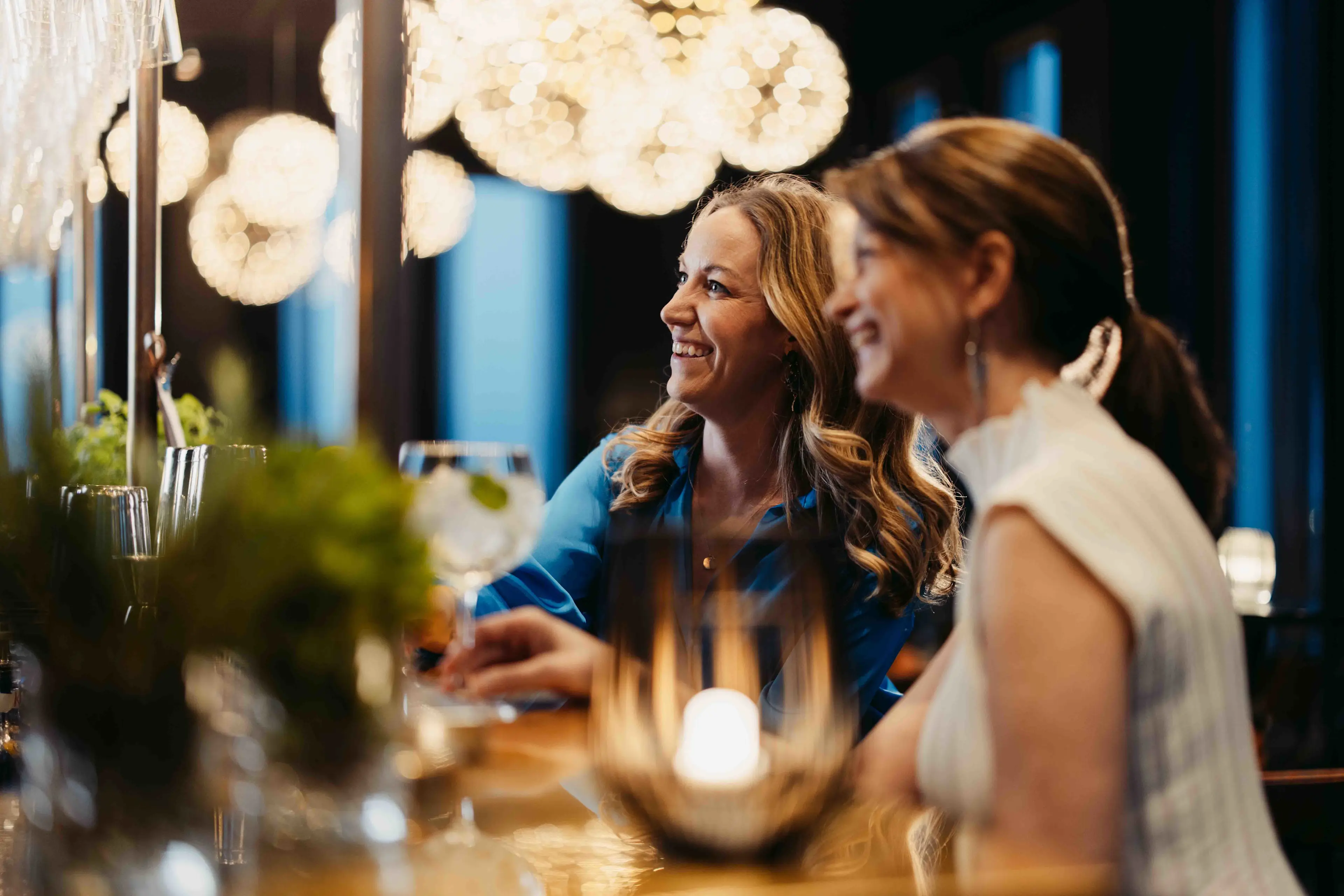 Malmø Arena Hotel Skybar hvor to kvinder sidder og nyder et glas bobler.