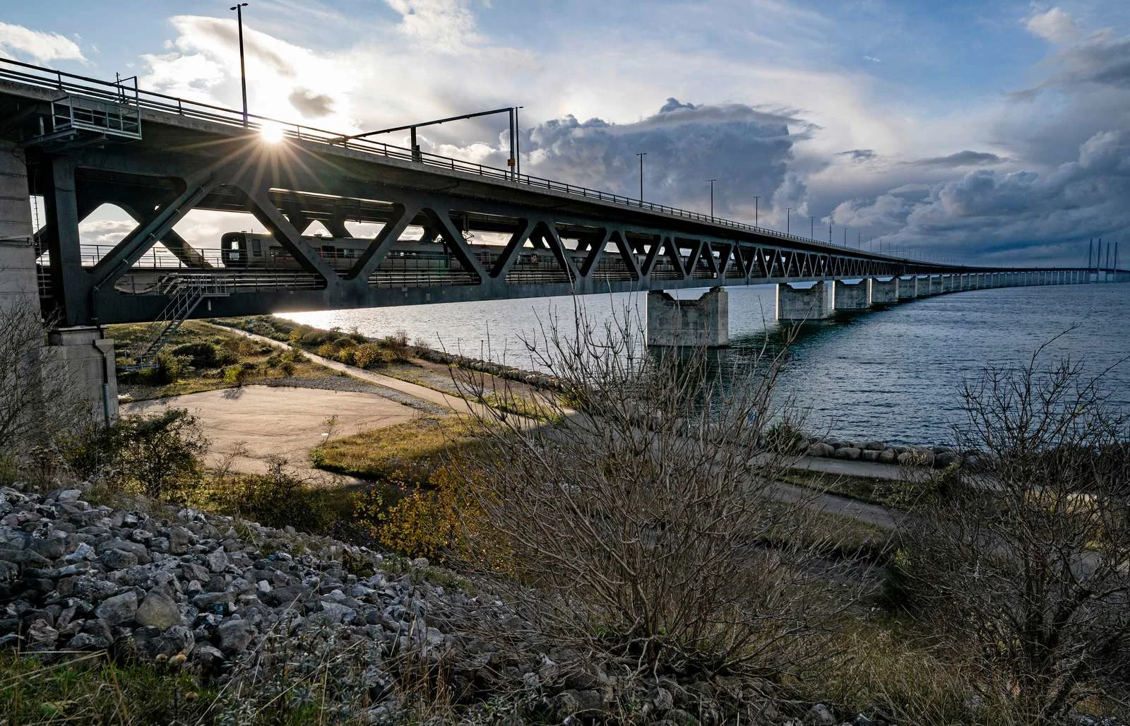 Bild av Øresundsbron snett underifrån, tagen från den svenska sidan.