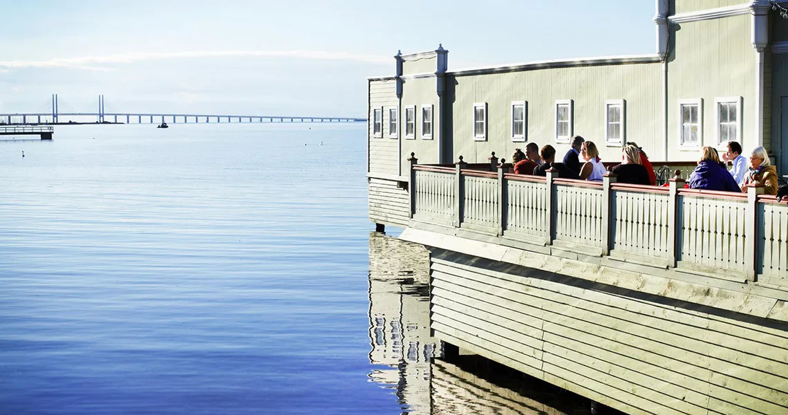 Ribersborgs Kallbadhus i Malmø med Øresundsbroen i baggrunden.