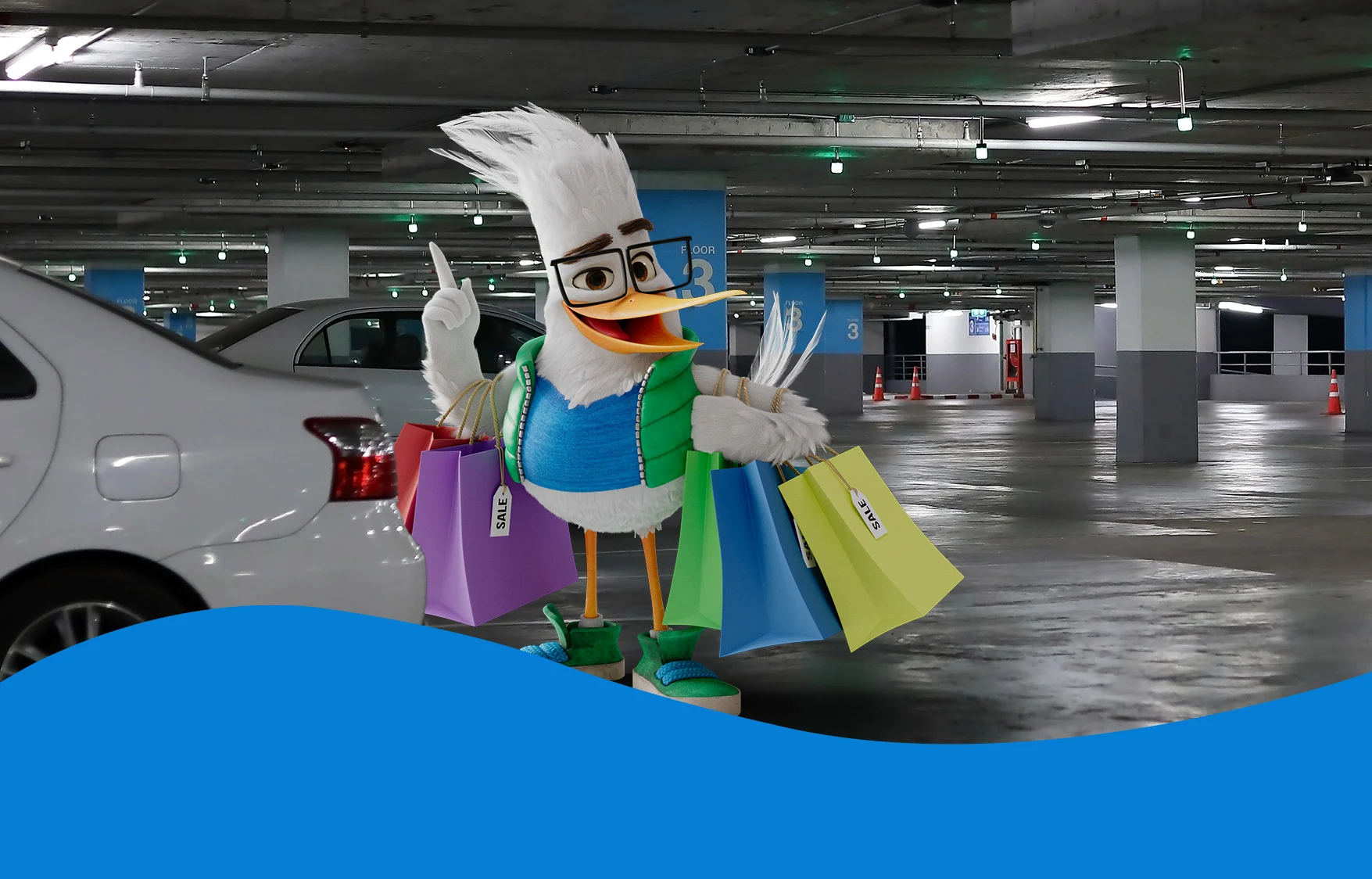 ØresundGO-maskoten Gustav står bakom en bil i ett parkeringshus med ett gäng shoppingkassar på armarna. 