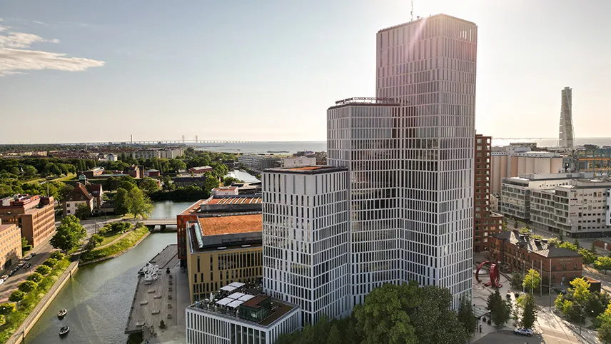 Luftfoto af Clarion Hotel Malmø Live med Øresundsbron i baggrunden.