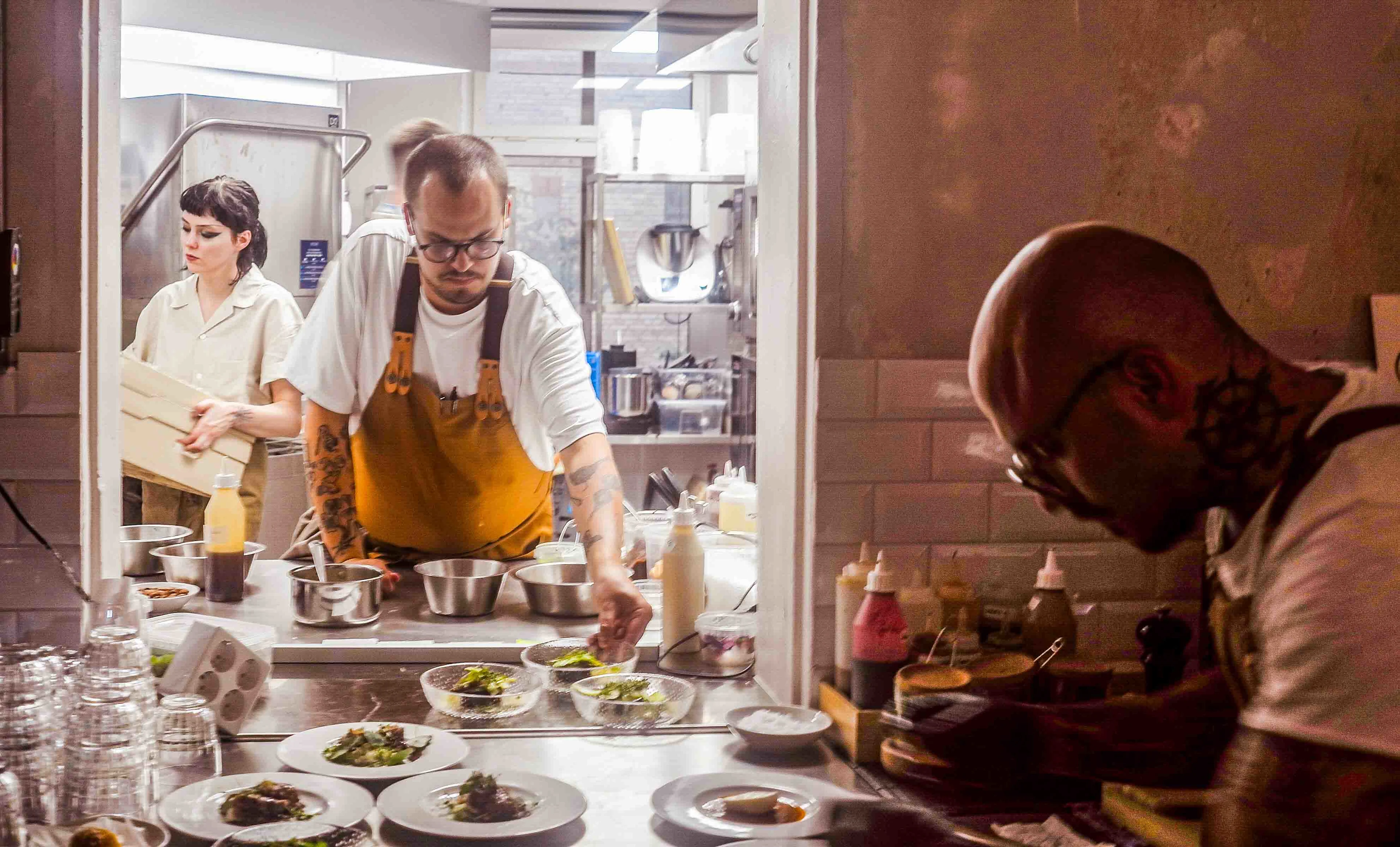 Artisan Bars personale arbejder på maden i køkkenet.