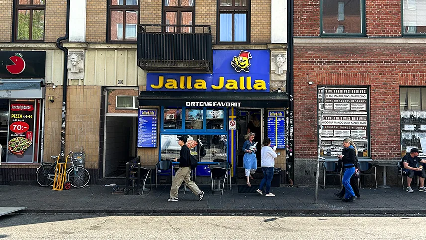 Indgangen til den budgetvenlige falafelrestaurant, Jalla Jalla.