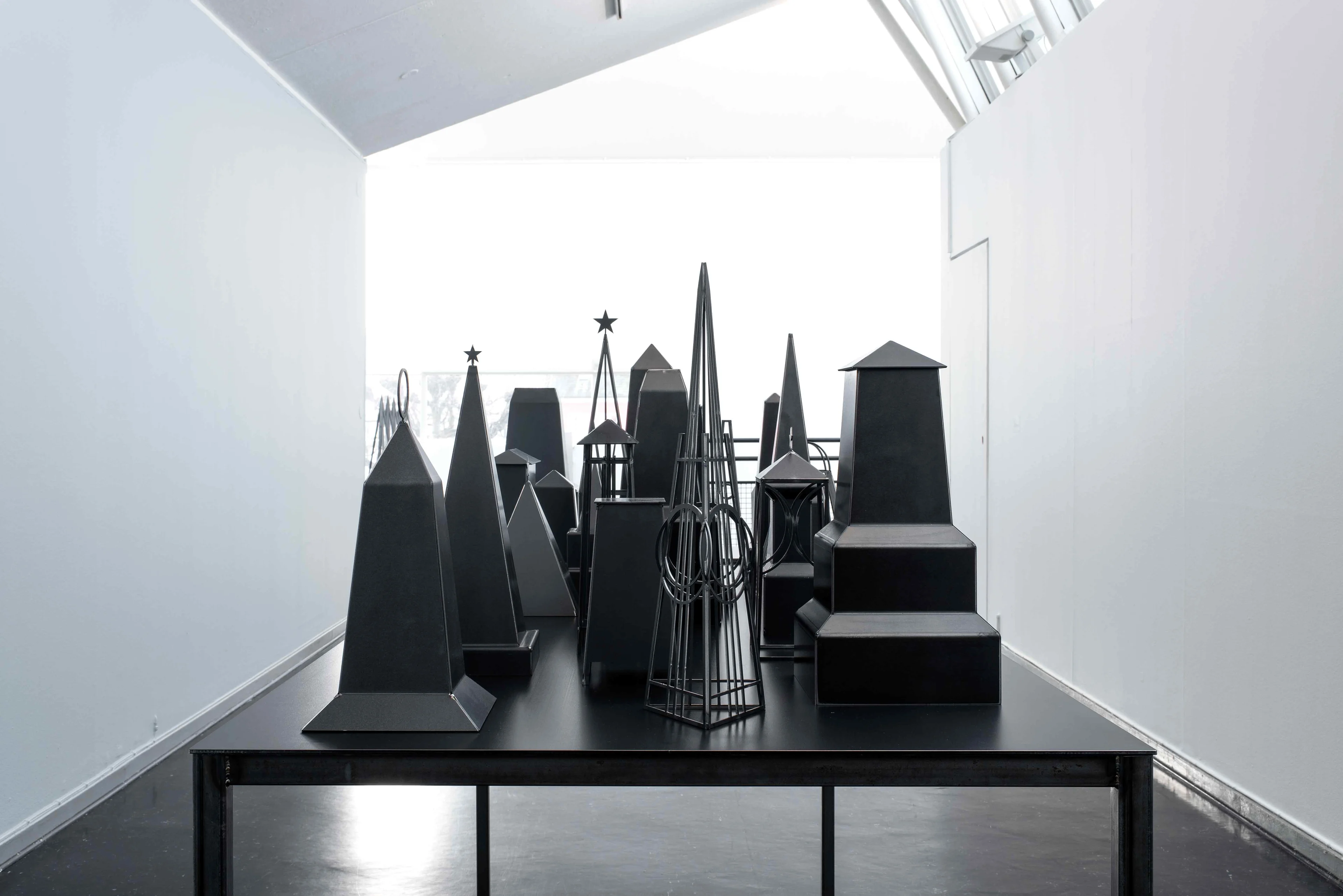 Kunstværker med sorte tårne på Lunds Konsthall, af kunstneren Aslan Goisum.