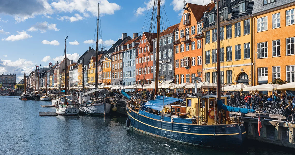 Färgglada hus och båtar i Nyhavn.