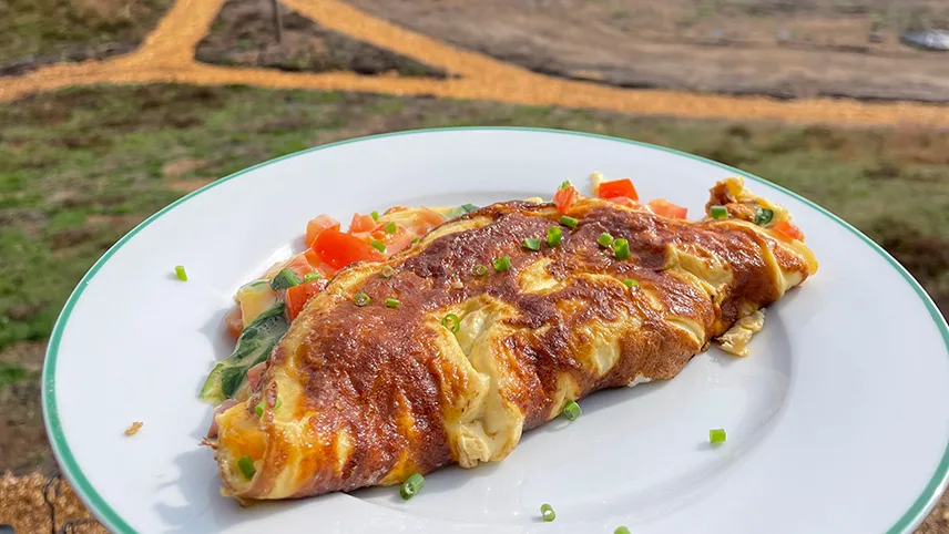 Hajk Österlen serverer omelet med grøntsager til morgenmad.