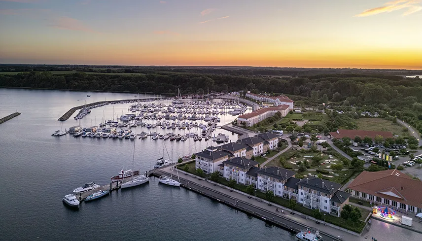 Flygfoto över BEECH Resort Bolterhagen. Man ser alla byggnader samt den lilla småbåtshamnen vid vattnet.