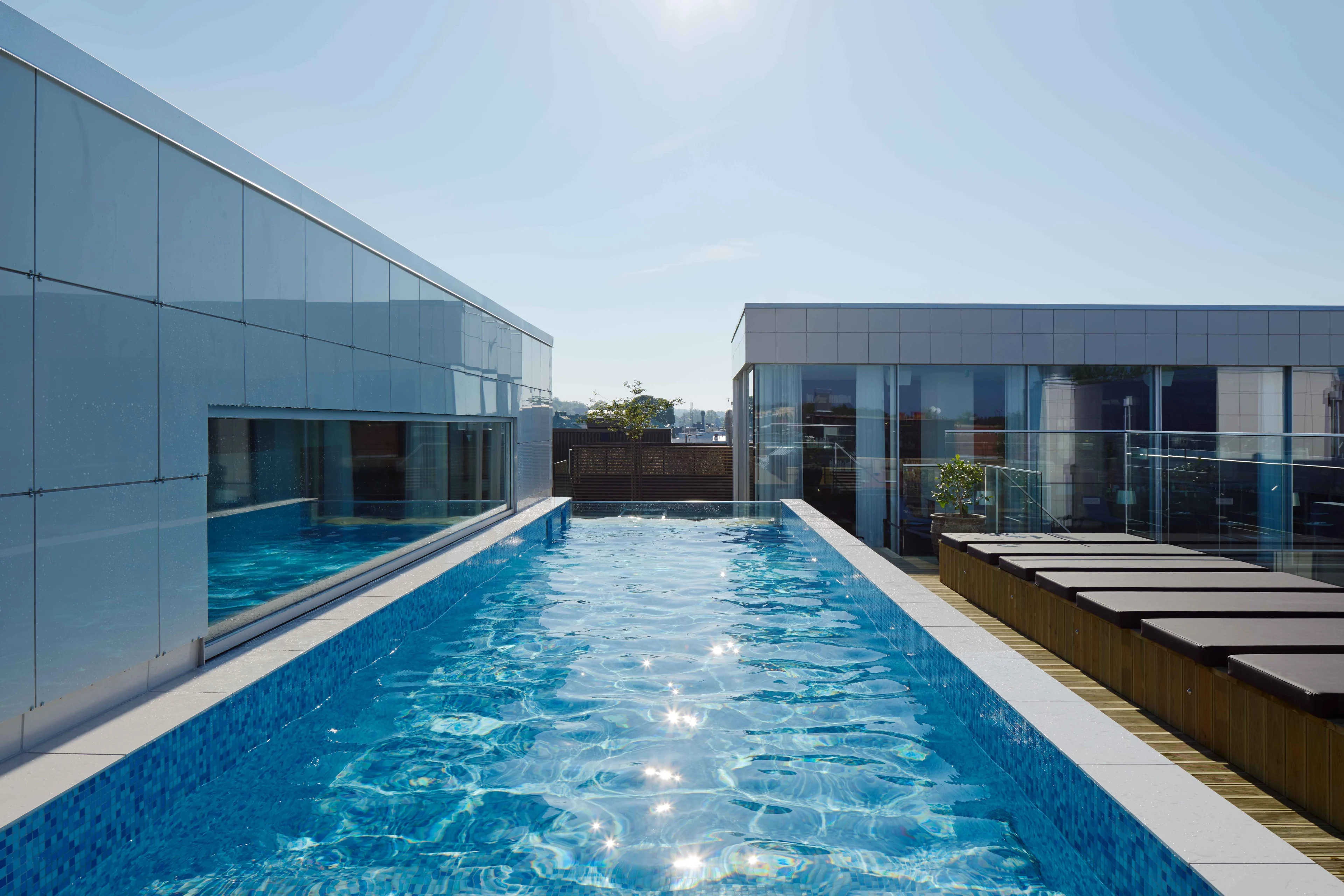 Den flotte pool med tilhørende liggestole hos PM & Vänner Hotell