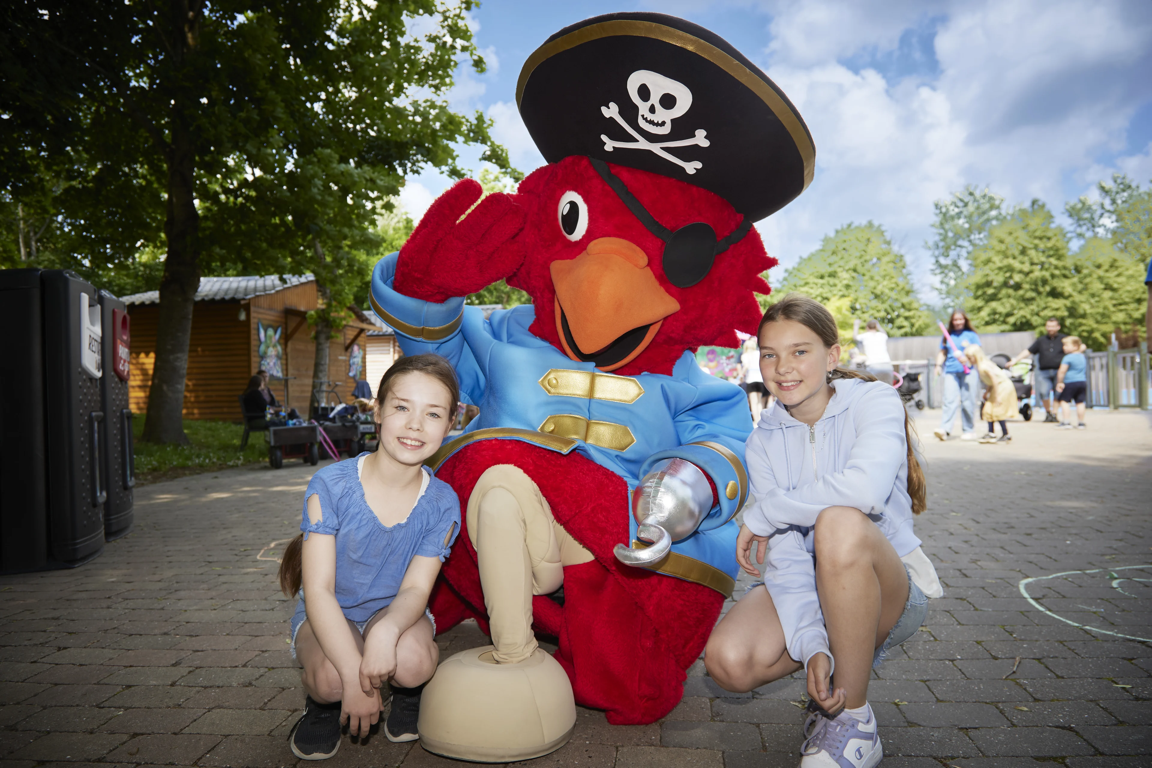 Två barn tillsammans med en papegoja som är utklädd till pirat på BonBon-land.