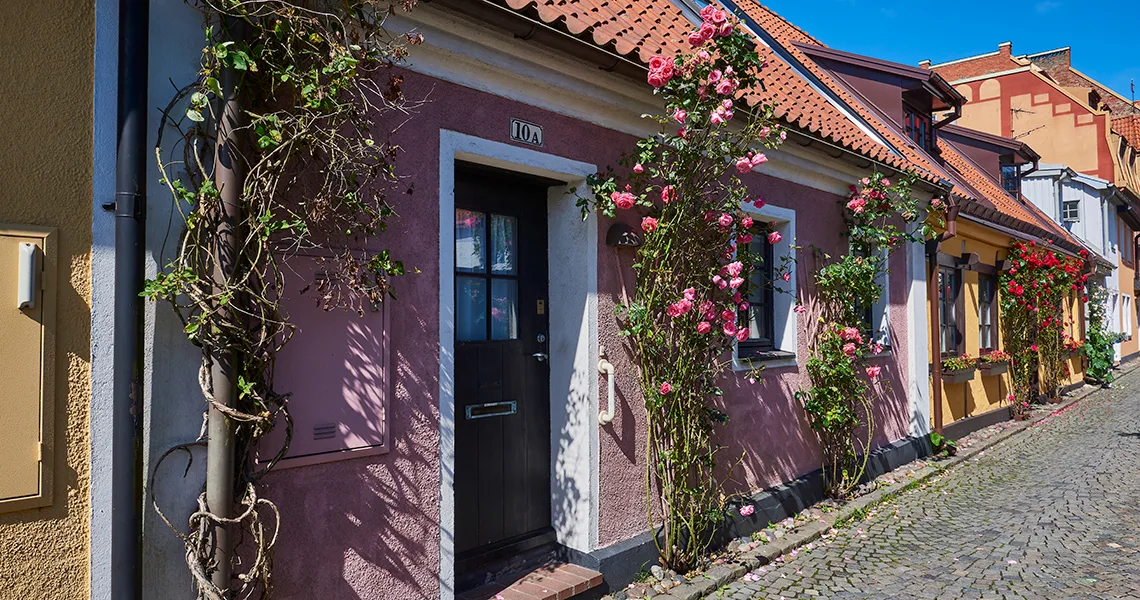 Et lyserødt gadehus i solrige Ystad.