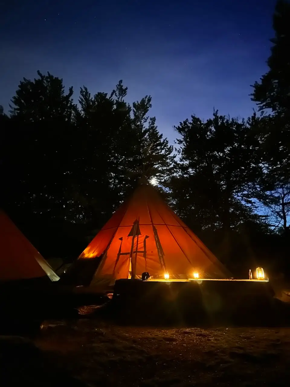 Camp hackebergas glampingtelte med lys i en aften.