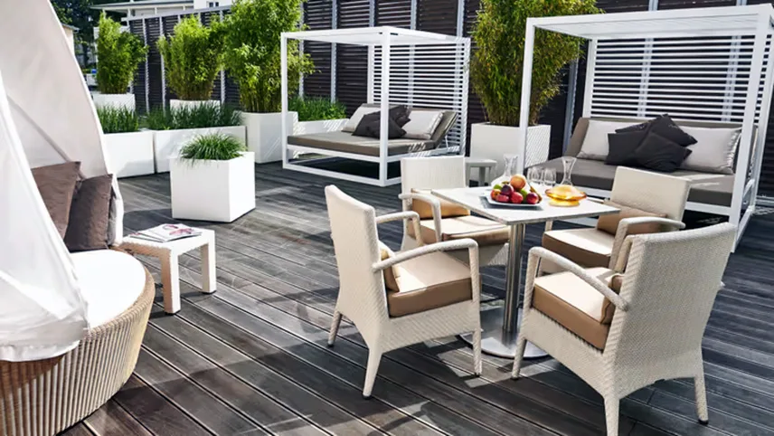 I den charmiga bistron dukar man upp till brunch och lunch i härliga omgivningar.