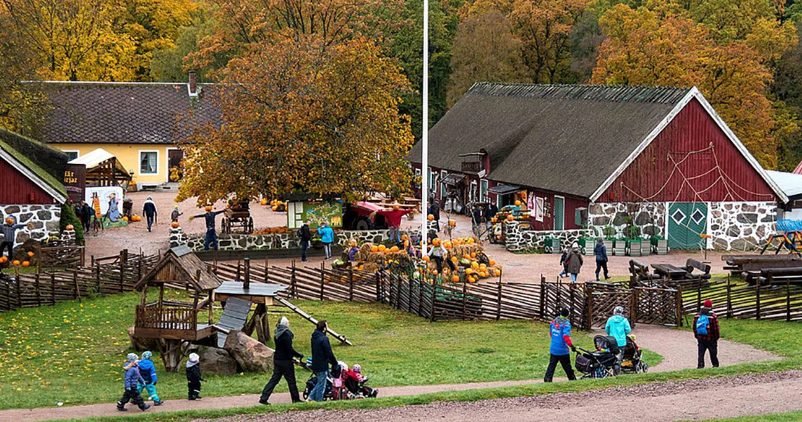 Fire familier på efterårsferie i Skånes Djurpark