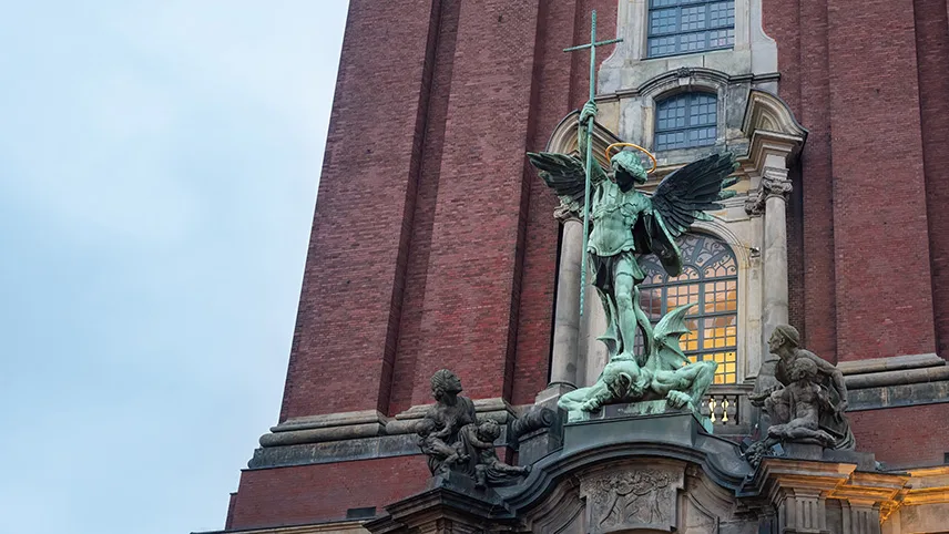 Statyn av St. Michael ovanför ingången till St. Michaelkyrkan i Hamburg.