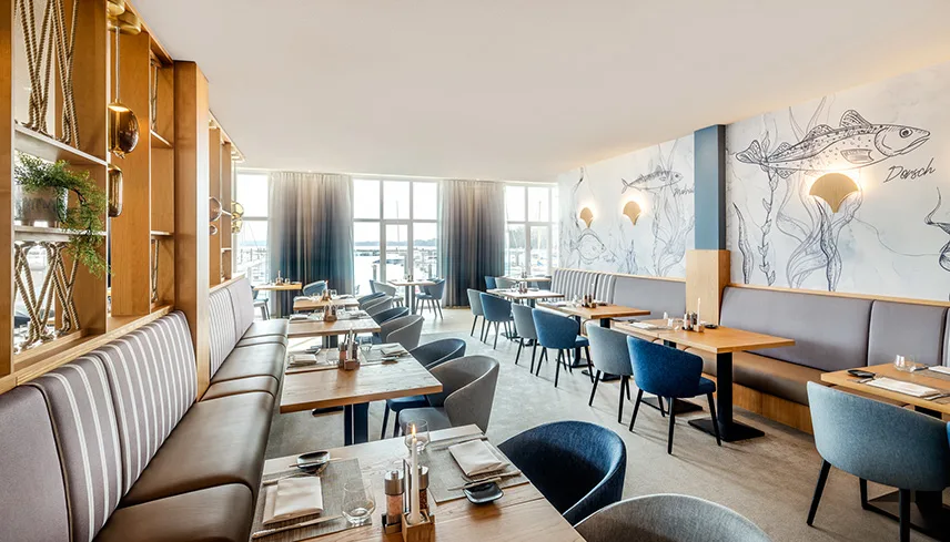 Restaurant 1803, hotellets egen restaurang, med elegant möblemang i trä och dämpade färger.