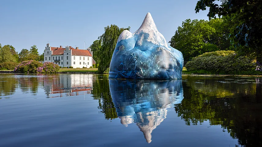 Et kunstværk, der ligner et isbjerg i søen på Wanås Konst.