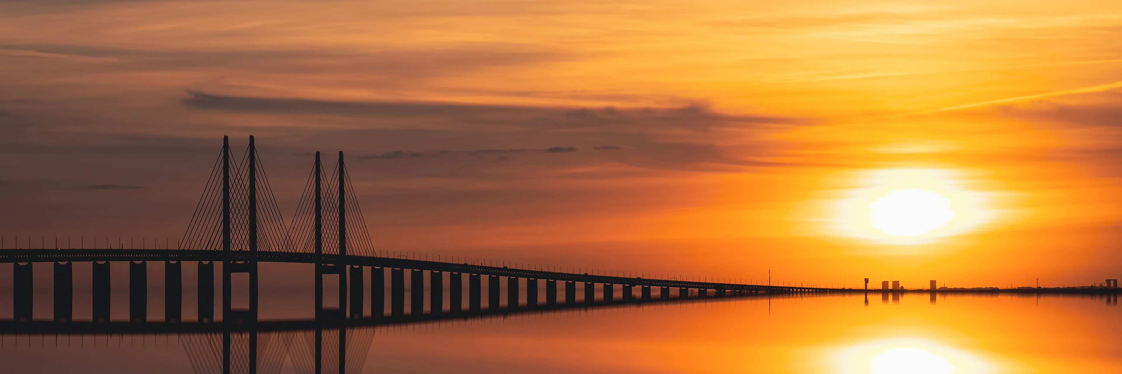 Øresundsbroen ved solnedgang.