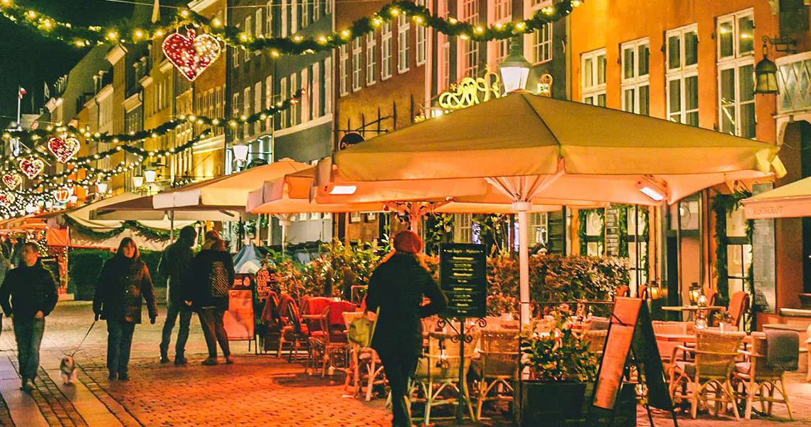 Uteservering med julbelysning i Nyhavn i Köpenhamn.