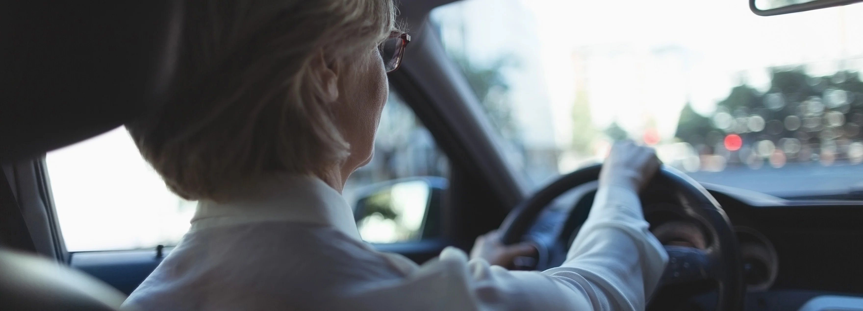 Øresundsbron strækker sig over roligt vand under en klar himmel ved solnedgang.