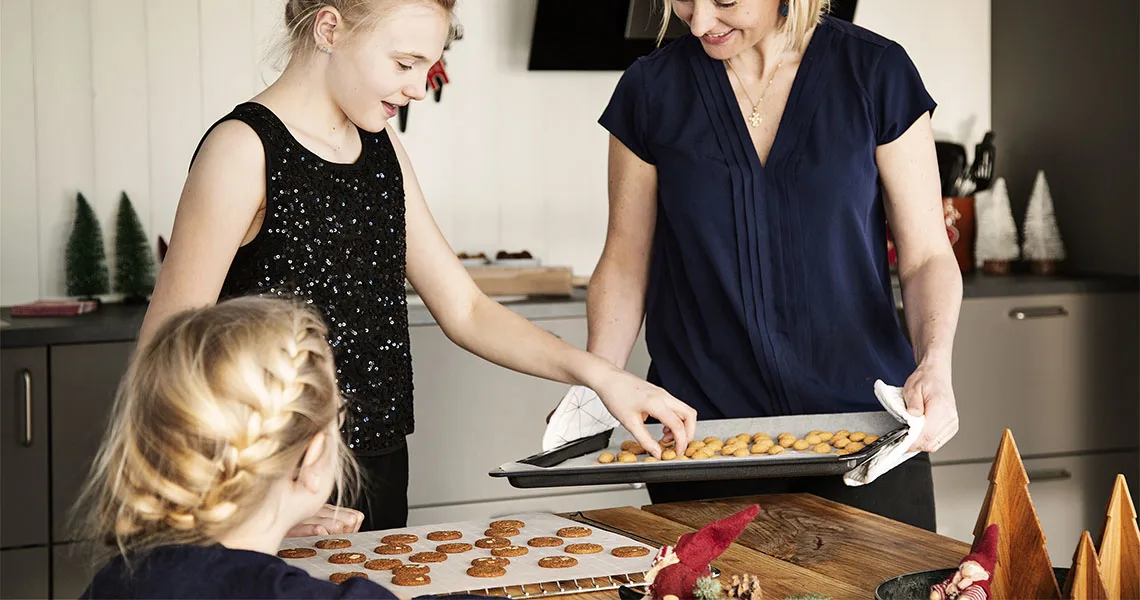 Kvinna och barn som bakar pebernødder.