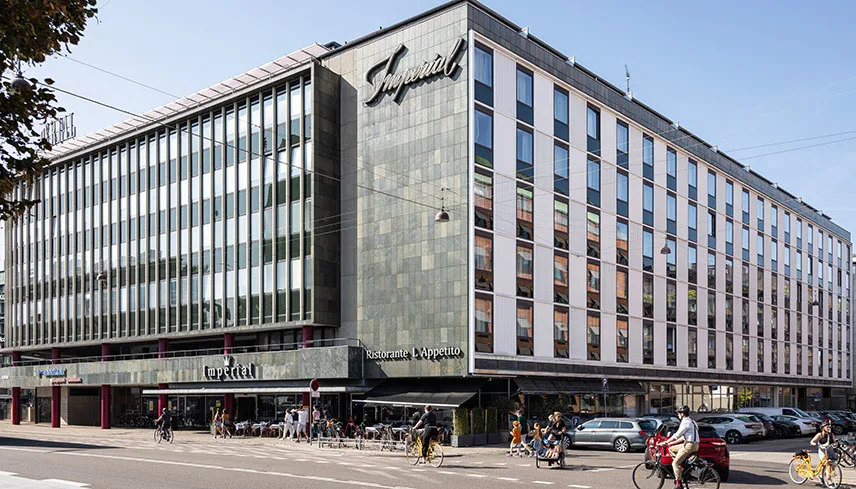 Hotellets fasad sedd från gatan.