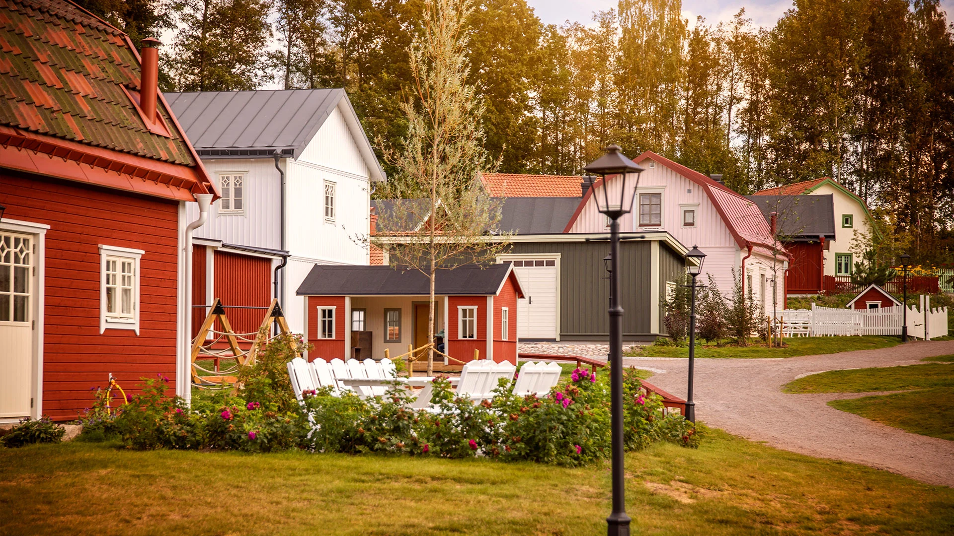 Den hyggelige hytteby til Astrid Lindgrens Verden, hvor du kan overnatte tæt på parken.
