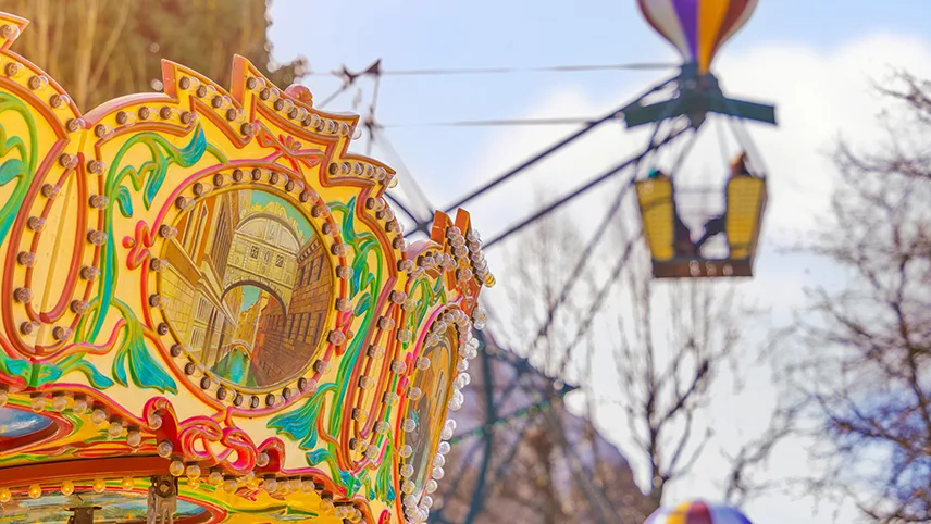 Färgglada karuseller och soligt väder på Tivoli.