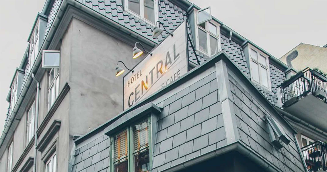 Skylt på taket till Hotel central & café på Frederiksberg.