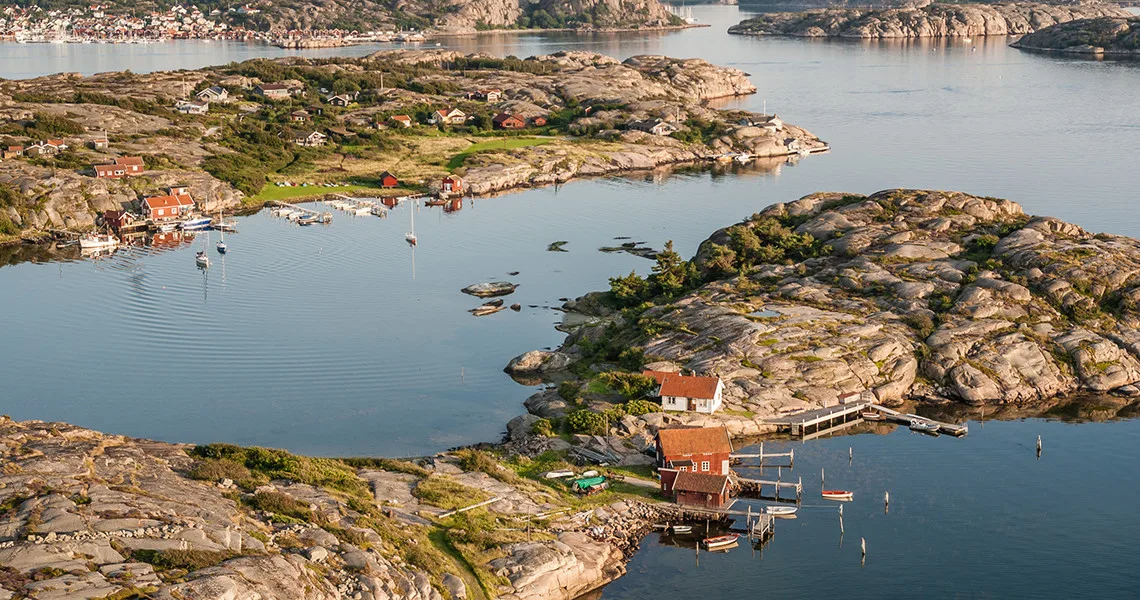 Luftfoto af Marstrand i Skærgården i Vestsverige med klipper og huse.