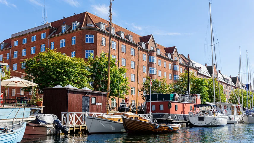 Christianshavns kanal med husbåtar och segelbåtar.