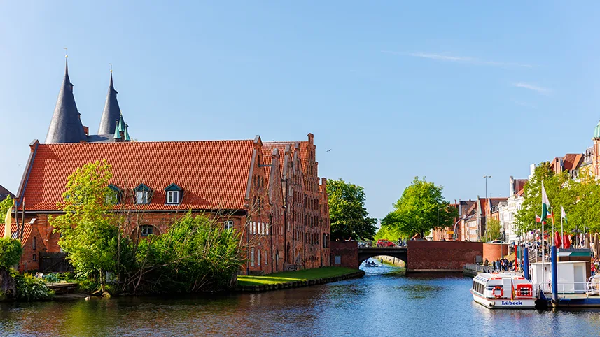 Lübecks gamla stadskärna med floden Trave och de gamla tegelbyggnaderna.