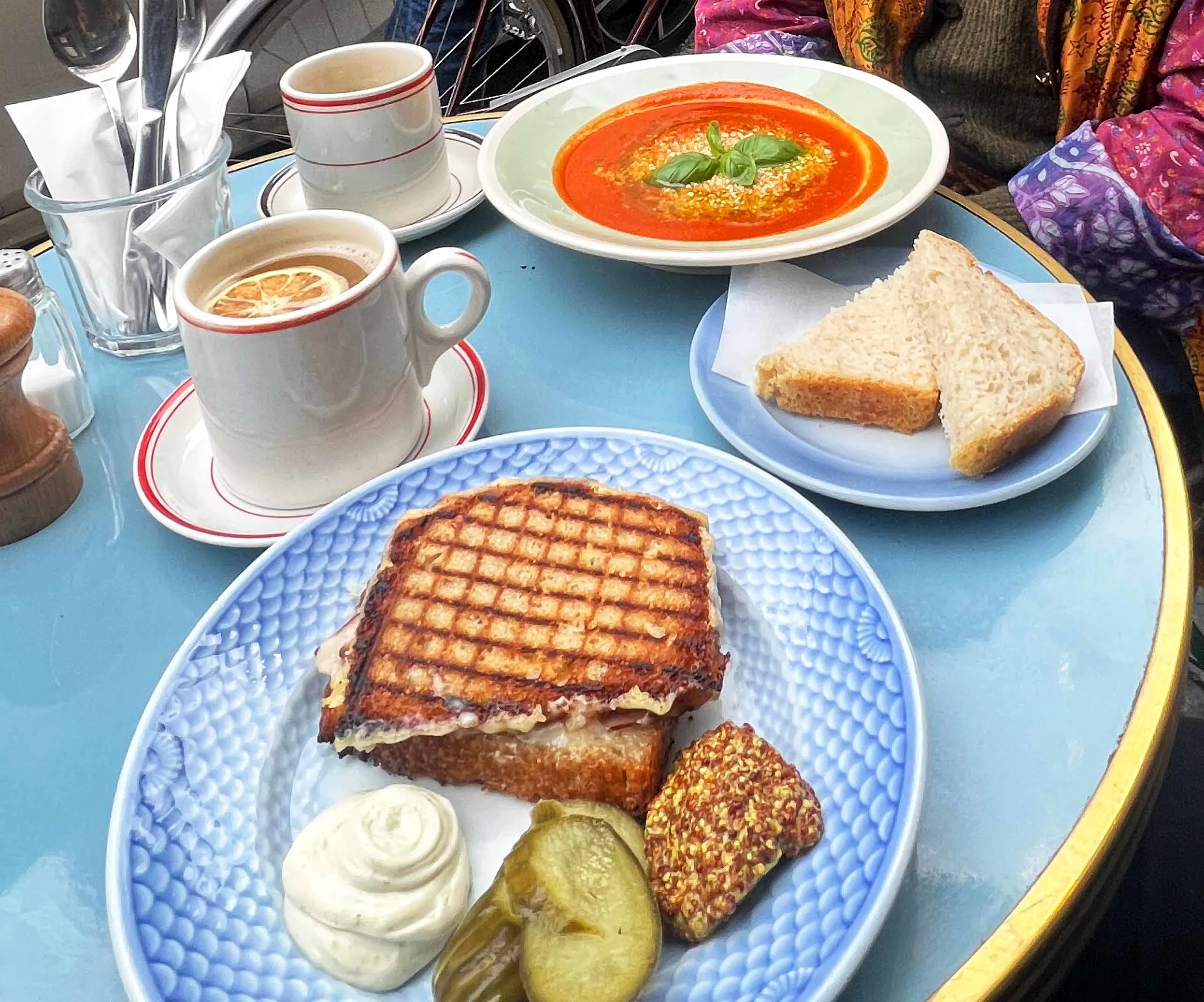 Soppa på uteserveringen på caféet Din nye ven i Köpenhamn