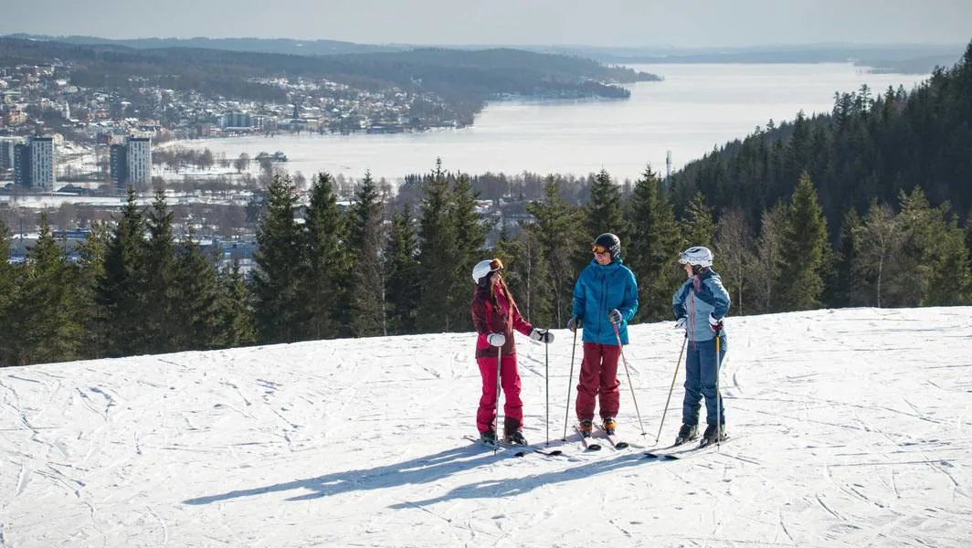 Familie står på ski i Vallåsen