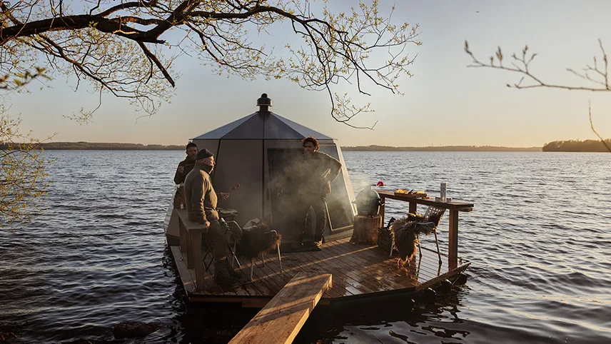 Yggdrasil Igloo i Skåne - den lille iglo på vandet hvor to personer står og griller mad.