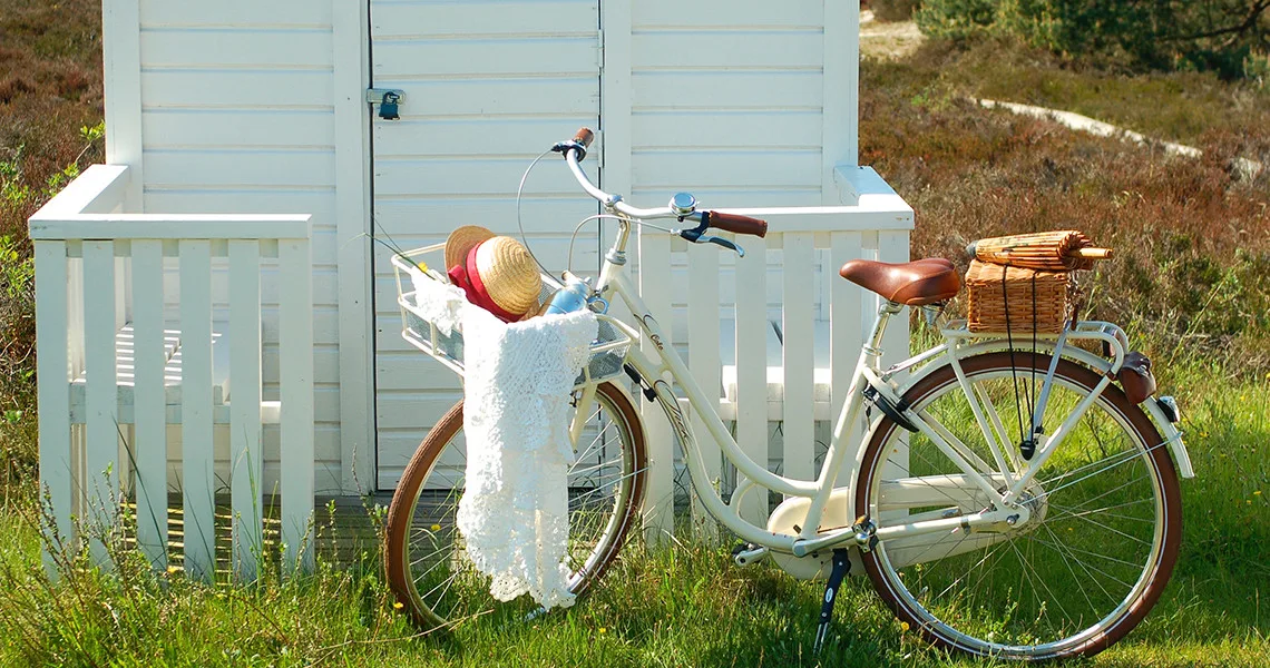 Cykel parkeret foran en badehytte i Skanör-Falsterbo.
