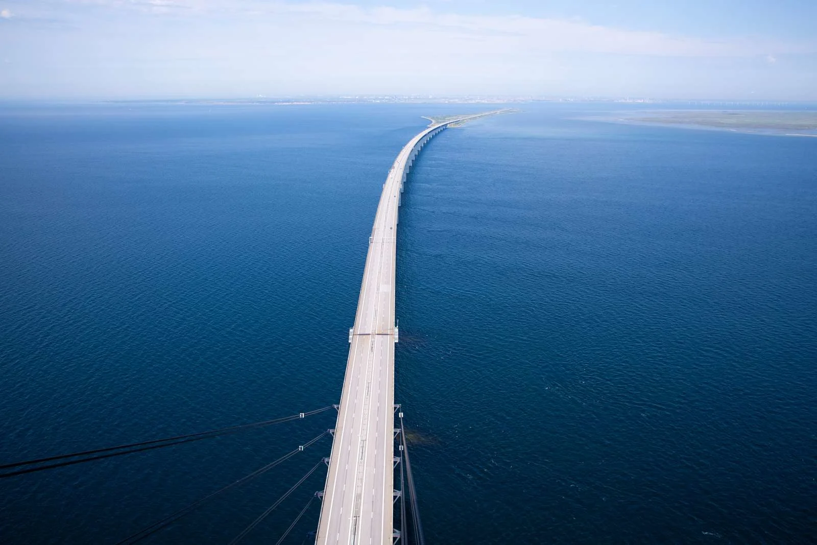 Bild på motorvägen och havet från Øresundsbrons pylonkamera.