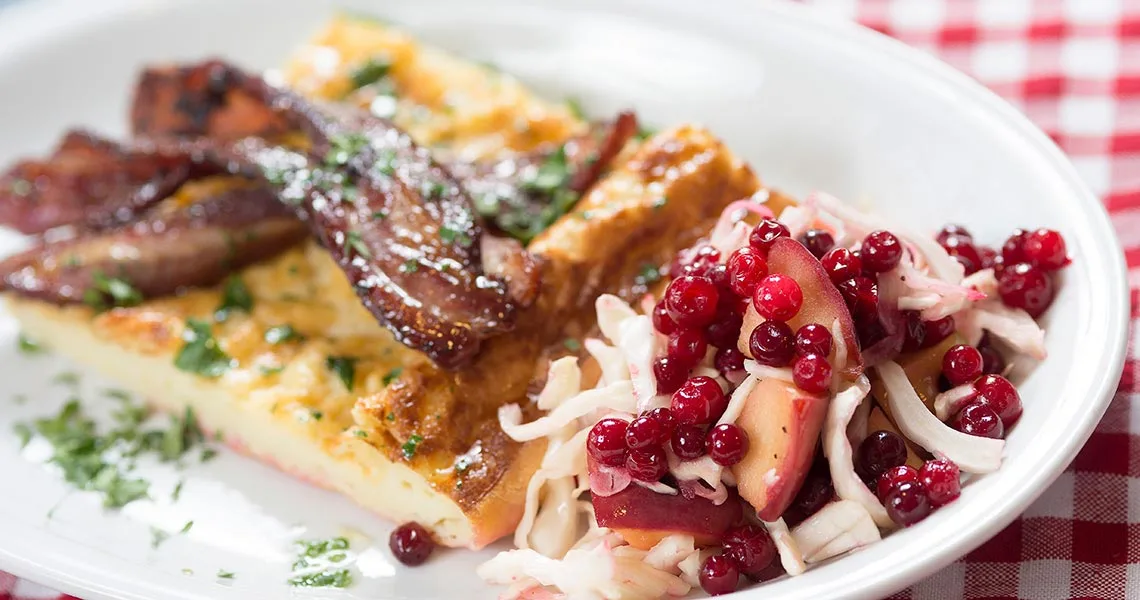 Ostekage med bacon og tyttebær på Astrid Lindgrens Verden.