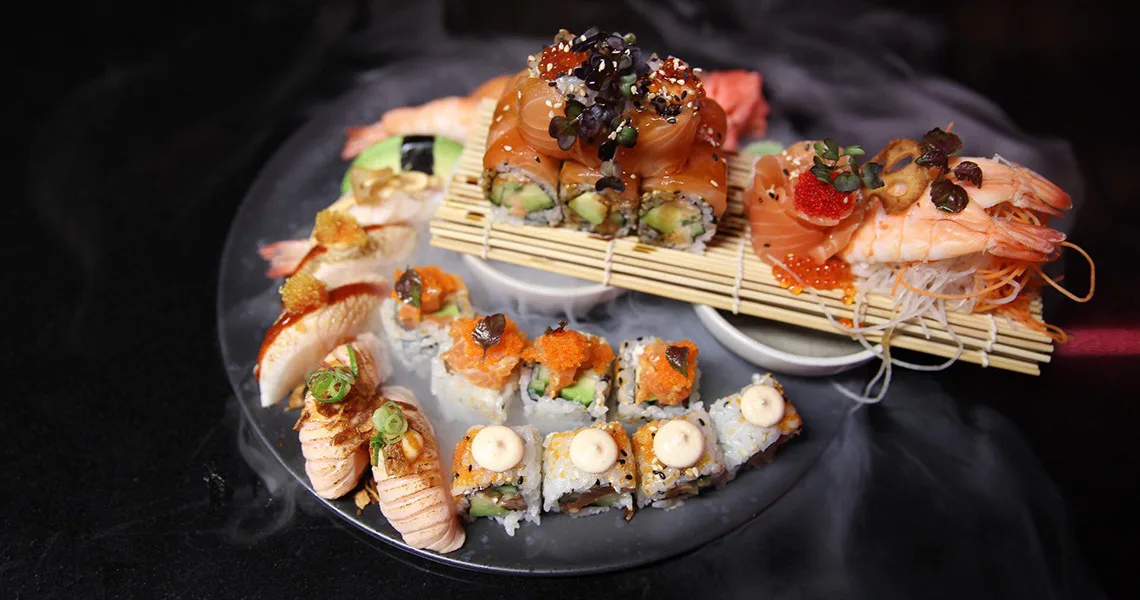 Forskellige typer sushi på Zushi.
