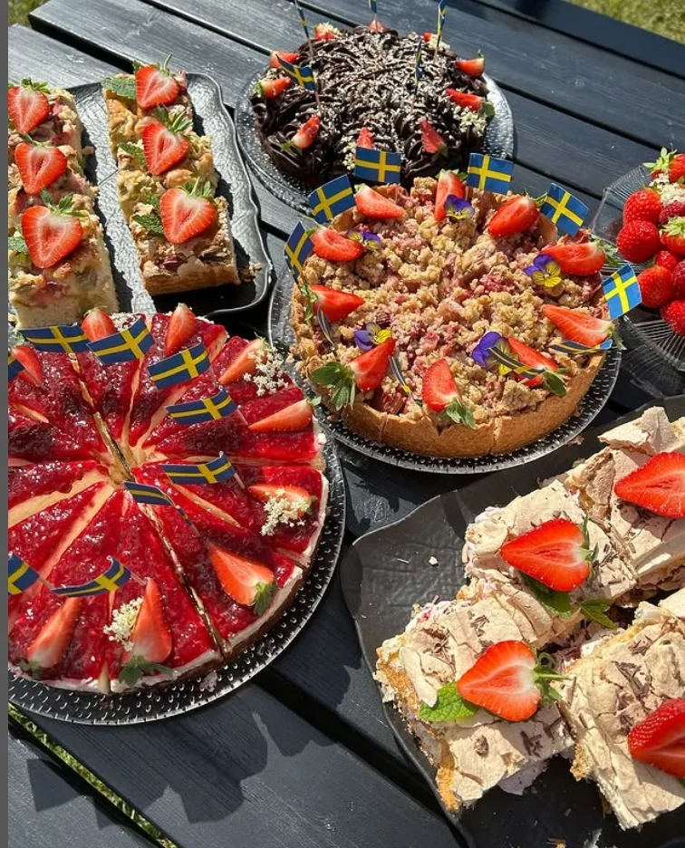 Hallongården cafe med et stort udvalg af kager.