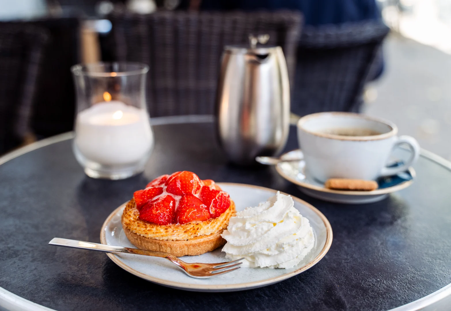 Bakelse och kaffe på ett bord.