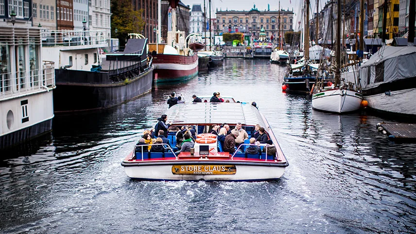 Canal Tours under årets kallare månader, med övertäckt båt.