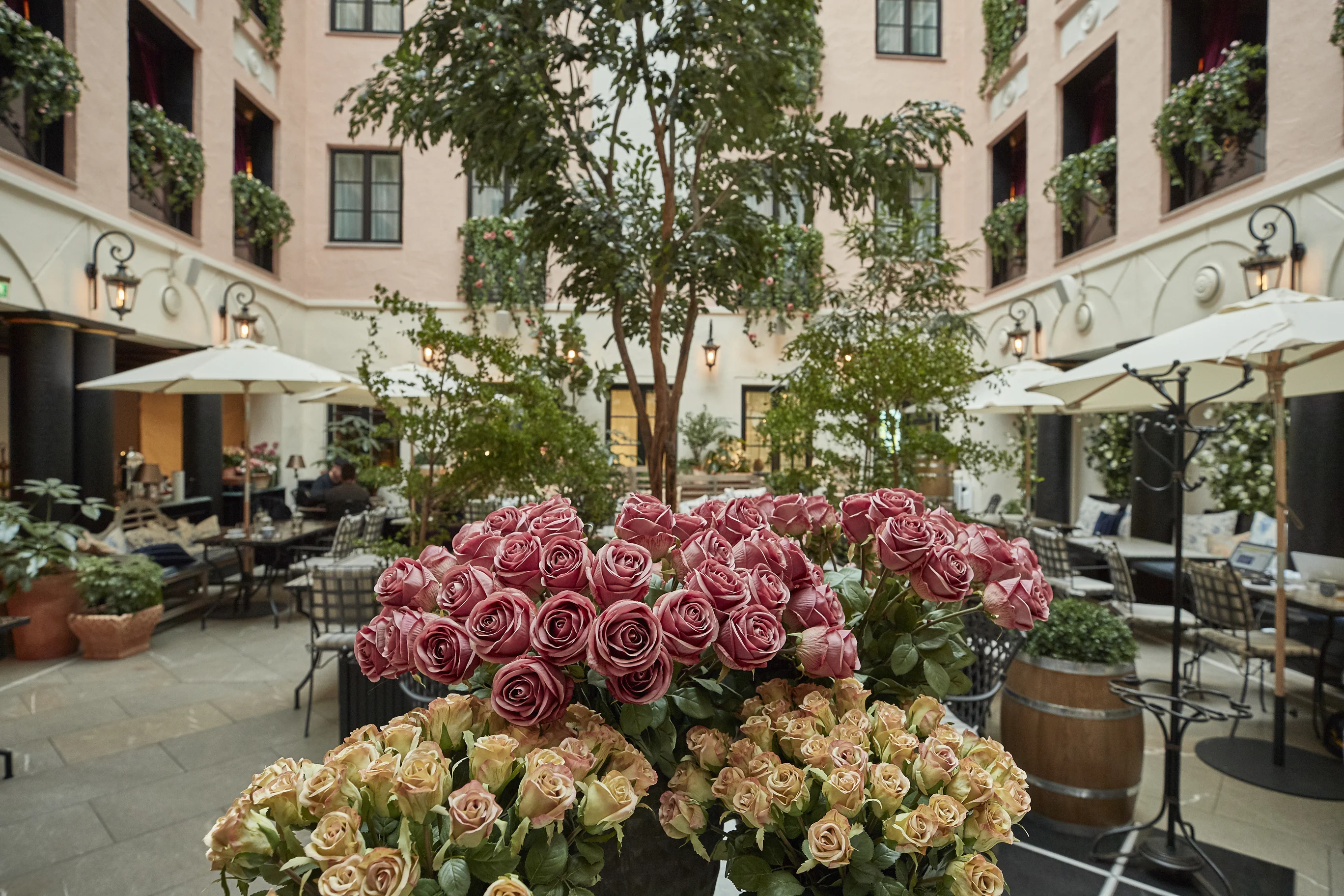 Restaurant dekoreret med roser og parasoller på MJ's hotel i Malmø.